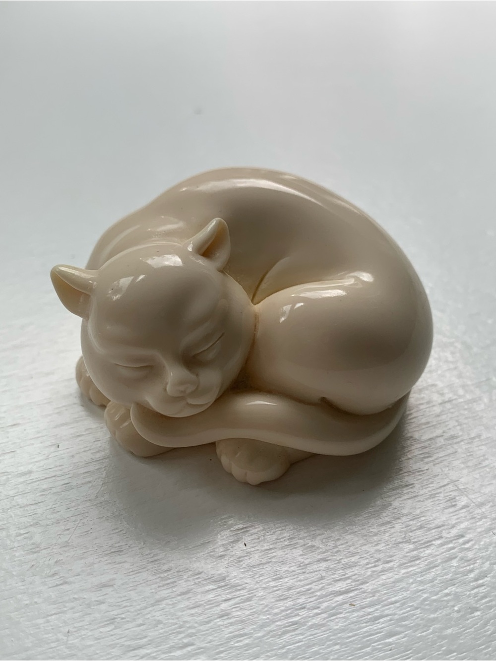 Vintage The Franklin Mint Curio Cabinet Cat Figurine ~ Netsuke